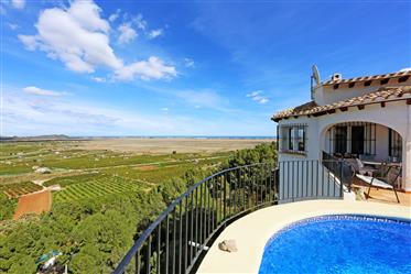 Single storey villa with 3 bedrooms, swimming pool and sea view in Monte Pego