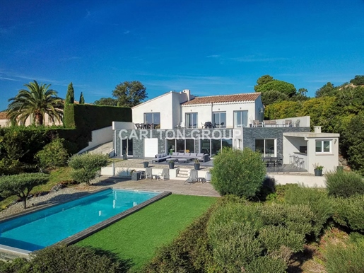 Villa offering a panoramic view on the Gulf of Saint-Tropez
