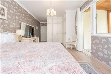 Fantastisk lägenhet med tre sovrum med uteplats på 75 m2, fem minuter från Estrada Monumental, Funch