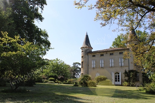 Château et Dépendances en entrée de Village