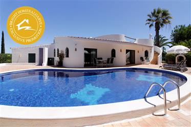 Villa med 3 sovrum och pool i villaområde mellan Carvoeiro och Ferragudo
