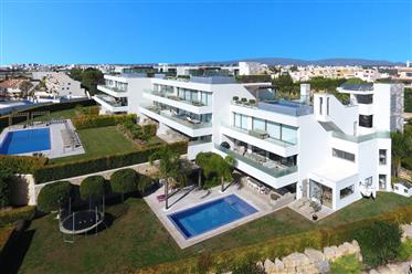 Luxuriöse Eckwohnung mit 4 Schlafzimmern in der Nähe des Strandes und des Dorfes Ferragudo