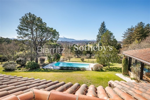 Exceptional property with swimming pool and tennis court