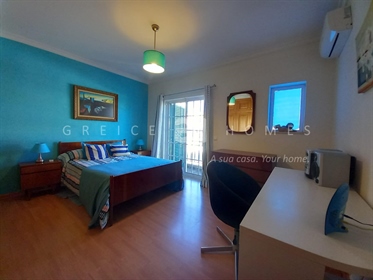 Vende Moradia V3 Com Piscina Em Vilamoura