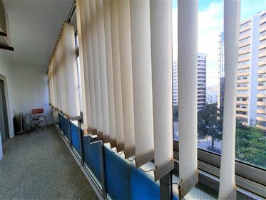 T3 na Avenida 5 de Outubro com vista mar, duas varandas e boa exposição 