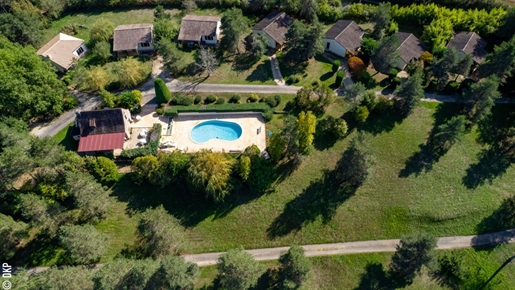 Gourdon area, 11 gîtes, club house and swimming pool on 2ha.