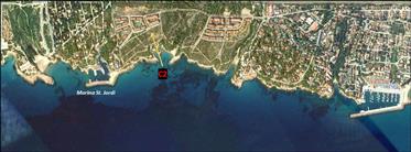 Preciosa parcela en primera linea de mar en Marina St. Jordi