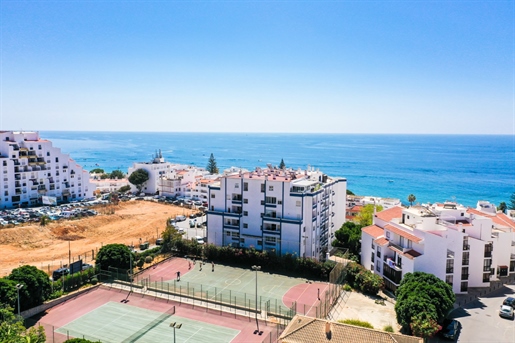 Cet appartement est situé dans le village touristique populaire de Praia da Luz avec toute