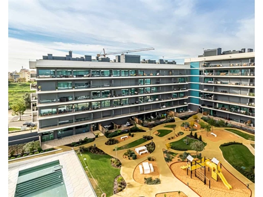 Apartamento T4, Faro, com amplas varandas e terraço privativo na cobertura em condomínio fechado com