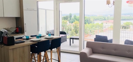 With lake view, we offer this beautiful accommodation with a balcony, around 1.1 km from Palais de l'Isle.