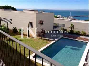 Villa de estilo moderna y nueva con vistas al mar en venta R...