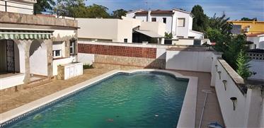 Casa con gran terreno y piscina a la venta Empuriabrava