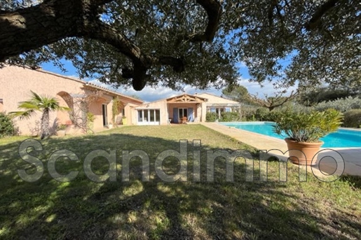 Beautiful property with outbuildings and superb pool area!
This magnificent single-storey 