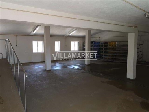 Local comercial: 210 m²
