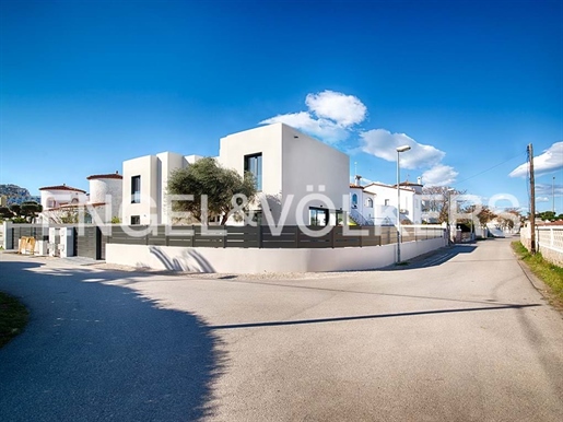 Modern semi-detached house in a prime location, S / W