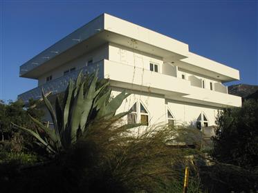 Kato Chorio-Ierapetra : Une maison de trois étages avec un joli toit ouvrant bénéficiant d'une vue s