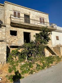Agios Stefanos-Makrigialos: Casa de tres plantas para reformar a 7km del mar.
