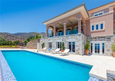 Elounda – Agios Nikolaos: Beautiful villa just 100meters from the sea.