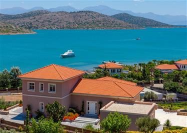 Elounda – Agios Nikolaos : Belle villa à seulement 100 mètres de la mer.