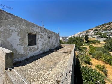 Agios Stefanos – Makrigialos  Maison de deux étages à rénover située à 7 km de la mer et de Makrigia