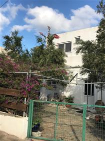 Elounda-Agios Nikolaos  Maison à deux niveaux d'une superficie totale de 135 m² à Elounda à seulemen