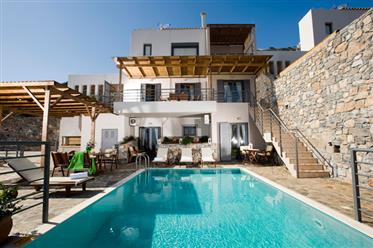 Elounda-Agios Nikolaos : Villas nouvellement construites à seulement 500 mètres de la mer.