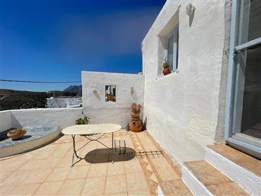 Agios Stefanos : Une maison traditionnelle de trois étages avec une vue fantastique sur la mer.