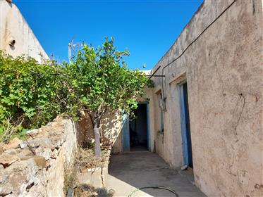 Zakros – Itanou :  Maison en pierre de 43m2 bénéficiant d'une vue village et montagne.