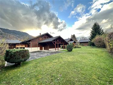 Nice and perfectly maintained chalet of 150 m² ideally located close to the center of the village, b