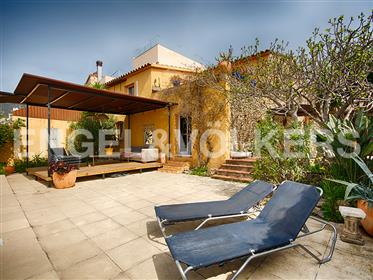 Nice farmhouse in the center of Palau saverdera.