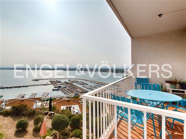 Spectacular penthouse with views in Roses