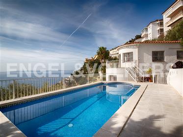 Houses with impressive views in Roses