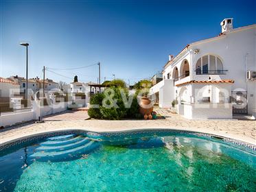 House with a large plot of 735 m2 in Más (Busca Roses)
