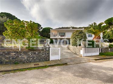 Beautiful villa with a large garden and sea views in Port de la Selva