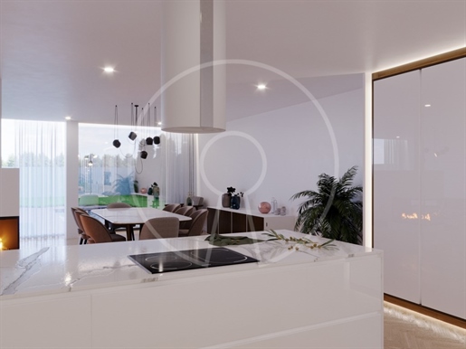 New 5 bedroom villa in a condominium in Estoril