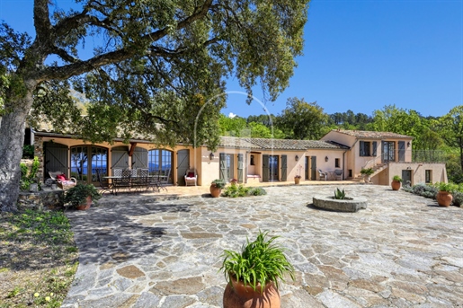 Provençal property with pool on 2 hectares for sale in La Garde-