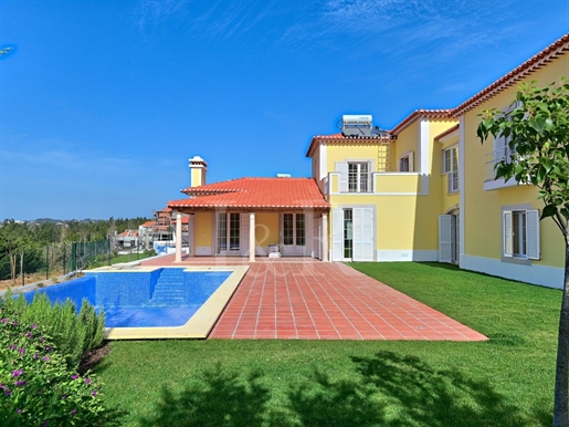 4-Bedroom villa with garden and pool in Sintra