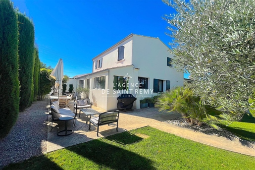 Pretty villa just 10min walk from the city center in a quiet area. The house is perfect fo