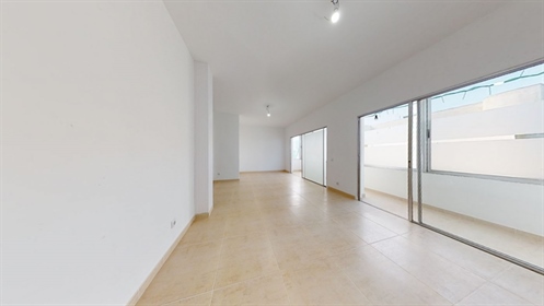 Housing located on the penultimate floor, spacious and bright, in a quiet street next to S