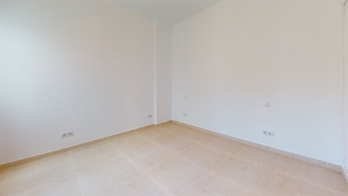 Housing located on the penultimate floor, spacious and bright, in a quiet street next to S