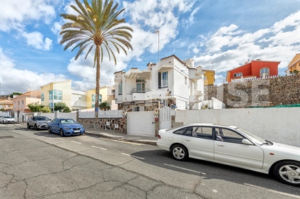 Best House offers for sale a spectacular detached villa on 2...