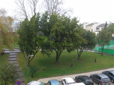 Apartamento T3, usado, com arrecadação, centro de Cadaval. 