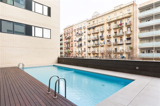 Sunny 2 Bed Home with Terrace and Communal Pool in Poblenou