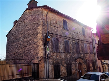In the heart of the historic center of Aurignac, former Presbytery on 3 levels, with a pot