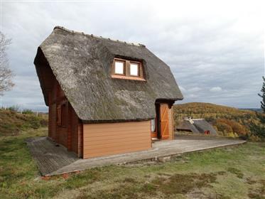 Cabaña con techo de paja, chalet de madera maciza, vista impresionante