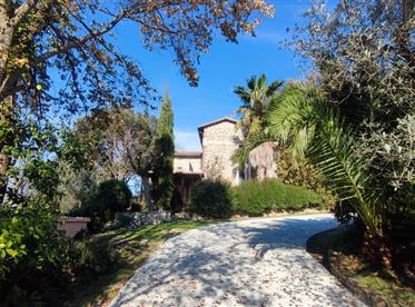 Casale panoramico con piscina