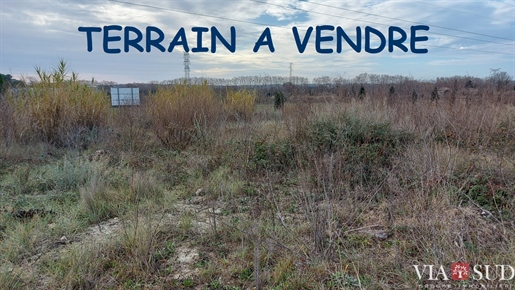 Located in a very sought after area of Beziers: Building land with an area of 760m2, serviced, purged building permit and construction plans for a luxury v...