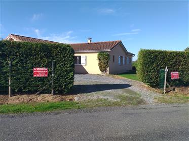 Single storey house of 2009 with garage on land of 1729 m².