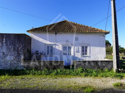 - Land with old house, well located in Casal da Charneca 