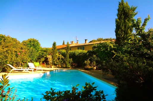 Luberon - Gargas - In sought after area. Large property, offering more than 400 m² of surface, A main house of 120 m², which has three bedrooms (17m², 17m²...